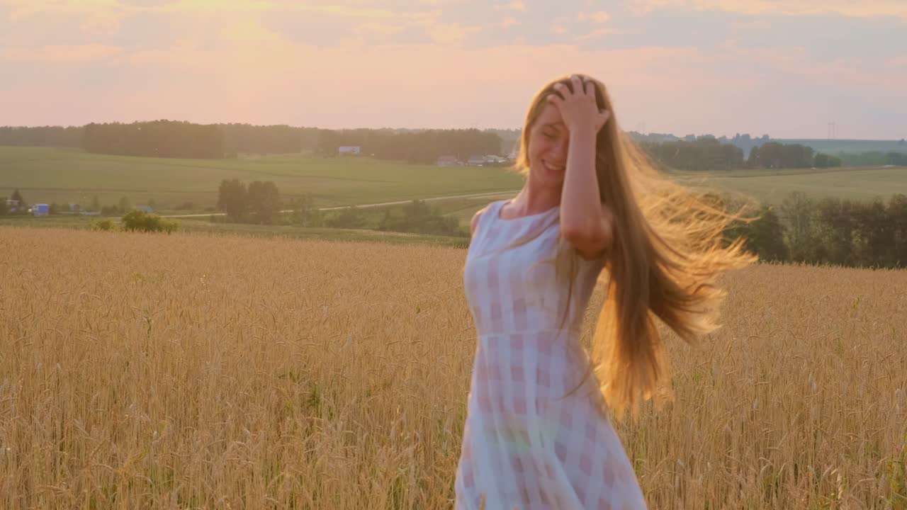 mujer corriendo en un campo de trigo al atardecer