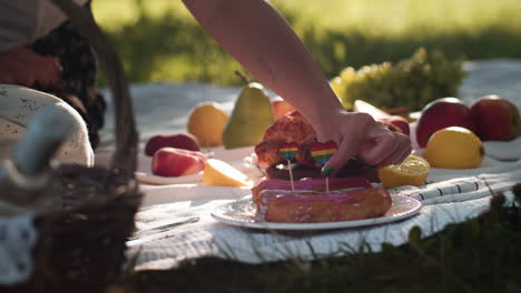 una pareja preparando un picnic.