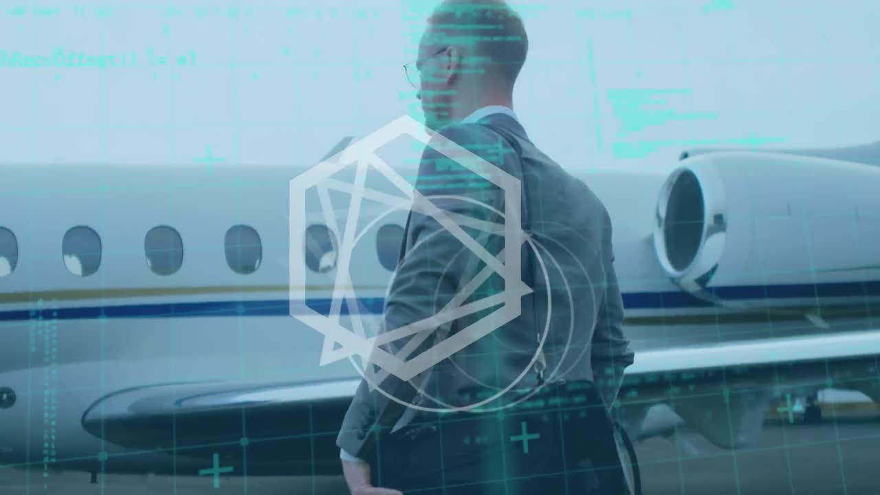 forma abstracta y procesamiento de datos contra el hombre de negocios caucásico caminando por la pista del aeropuerto