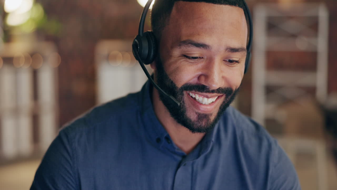 crm, video o hombre negro feliz en el centro de llamadas