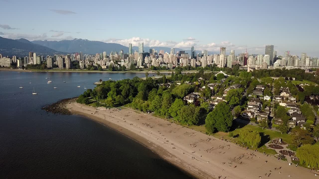 personas que se distancian socialmente en la playa reabierta de kitsilano
