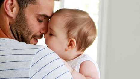 padre besando a su niña en la frente