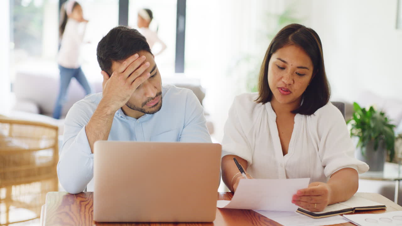 심각하고 슬프고 스트레스를 받는 커플이 일하고 있습니다.