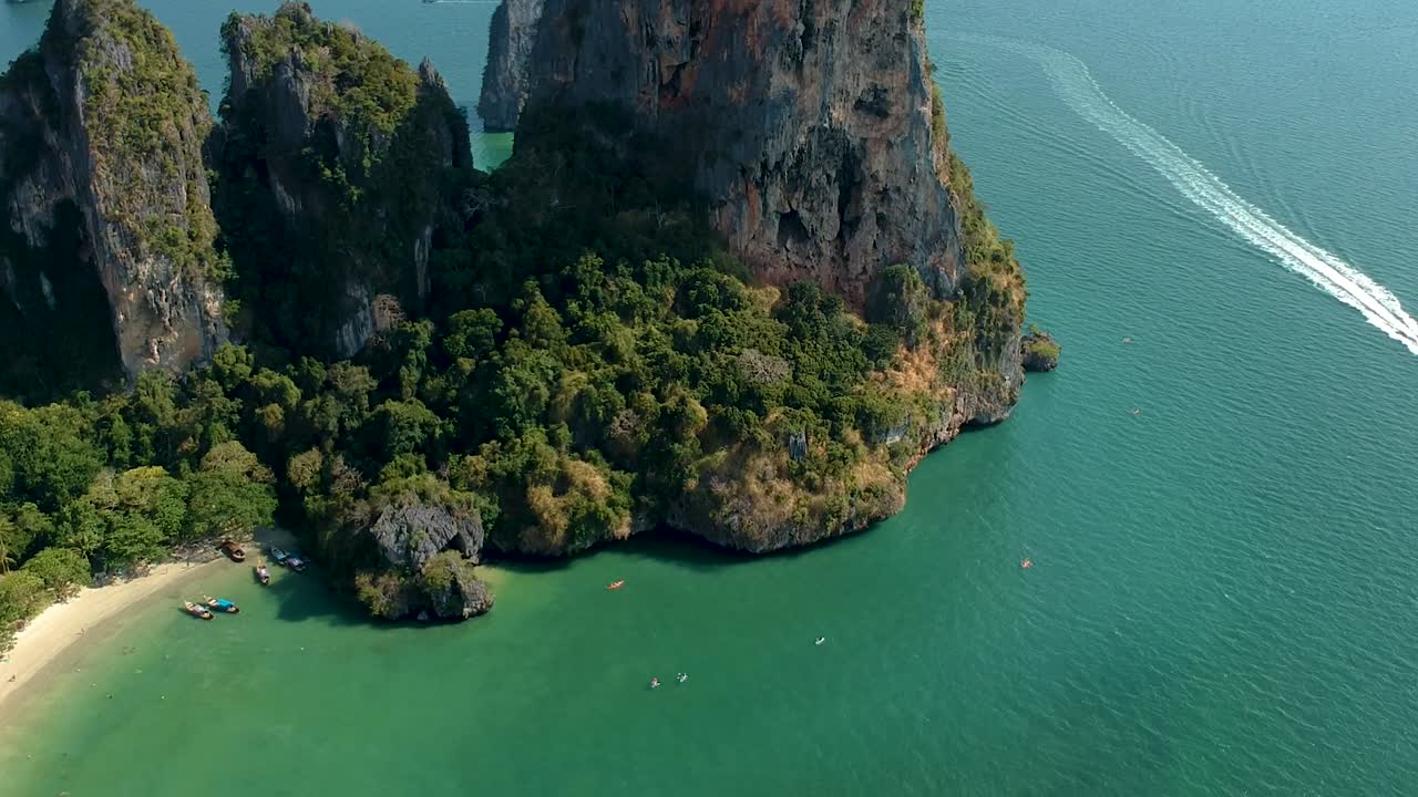 toma aérea de karst de piedra caliza en la playa de railay, ao nang, krabi, tailandia