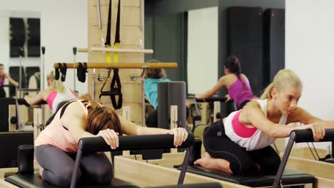 mujeres hermosas haciendo ejercicio en el estudio de fitness