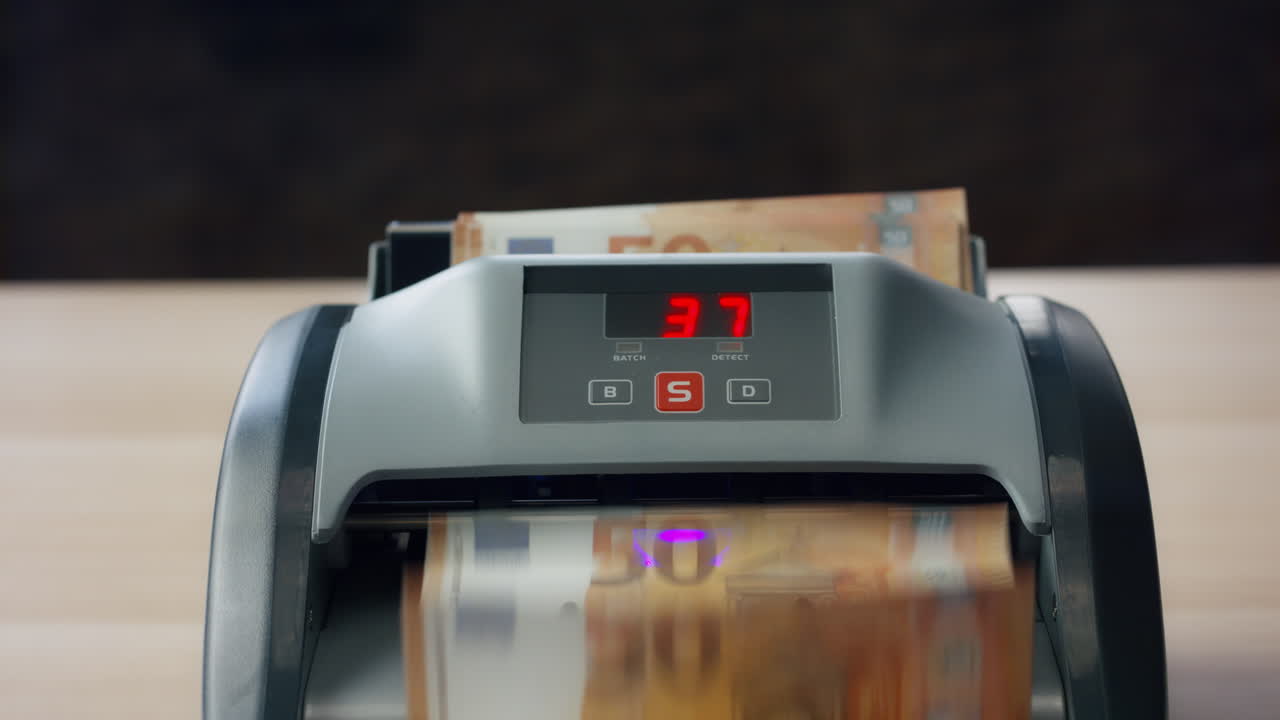 Euro banknotlarıyla elektronik para sayma makinesi, yakın çekim. Makine sayım yapıyor.