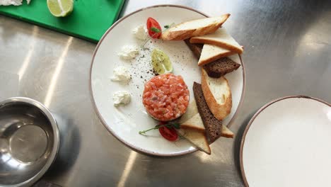 tartares de salmón con pan tostado