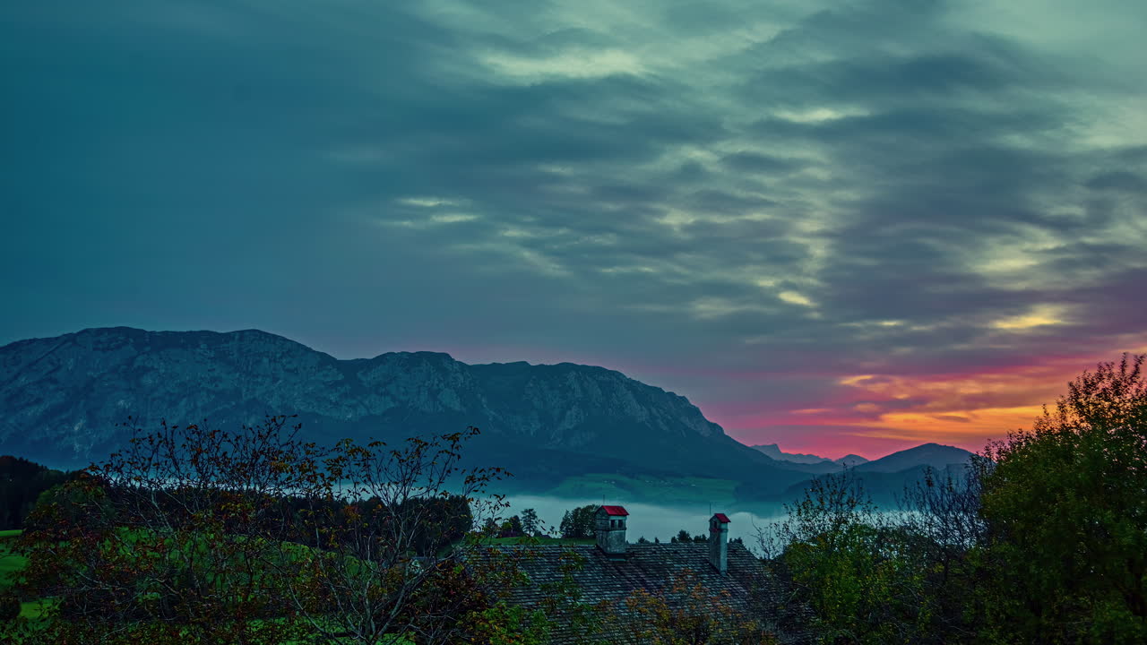 el cielo rojo y naranja del atardecer sobre las montañas timelapse en austria