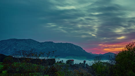 el cielo rojo y naranja del atardecer sobre las montañas timelapse en austria