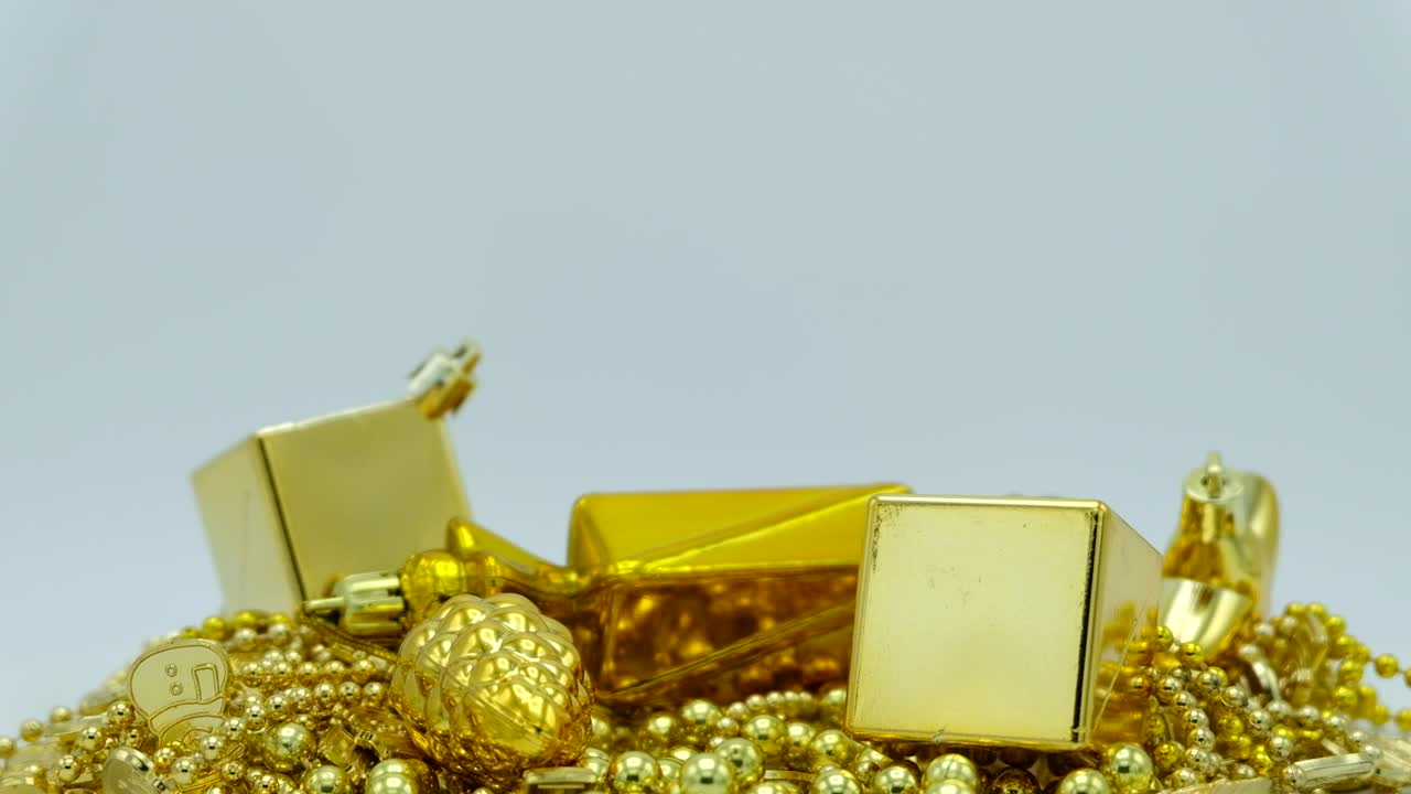 색 배경에 회전하는 골든 크리스마스 장식.