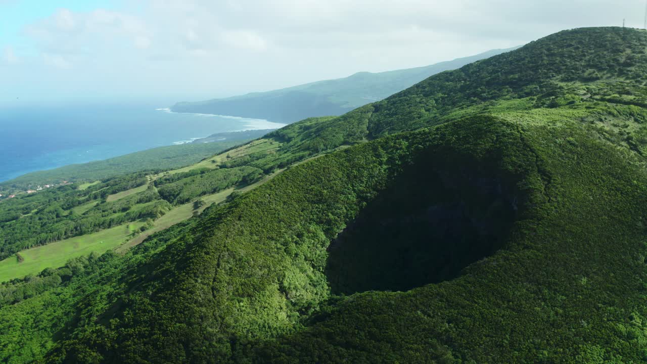 vista aérea de un cráter volcánico en una isla