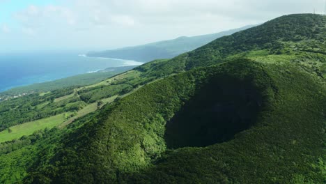 Vista-Aérea-De-Un-Cráter-Volcánico-En-Una-Isla.