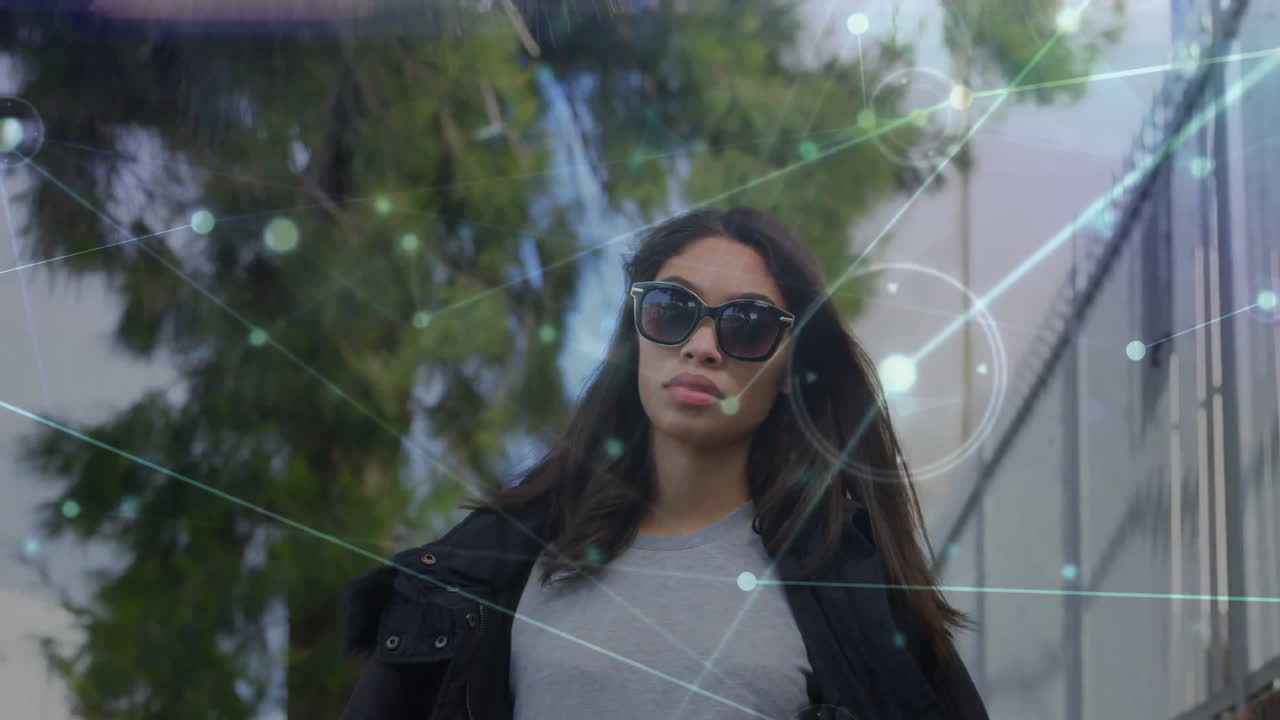 animación de una red de conexiones sobre una mujer biracial caminando por la calle