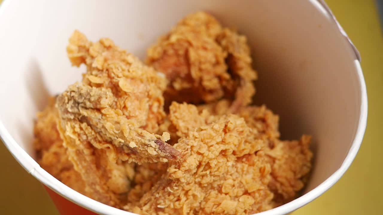 pollo frito en un cubo