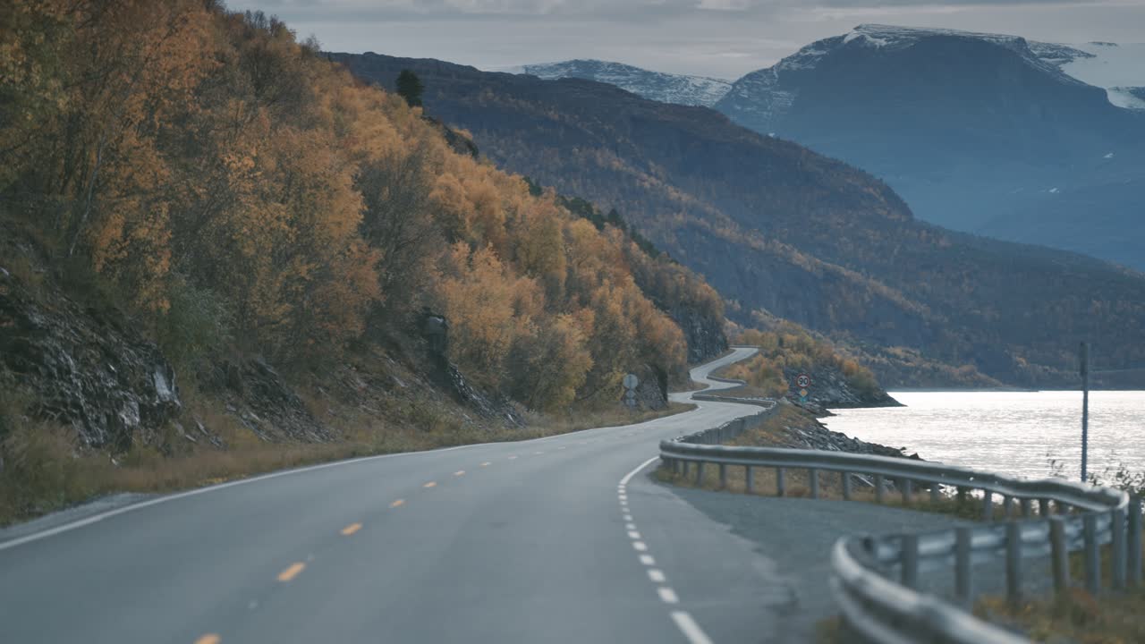 피요르드를 따라 구불구불 이어진 좁은 2차선 도로