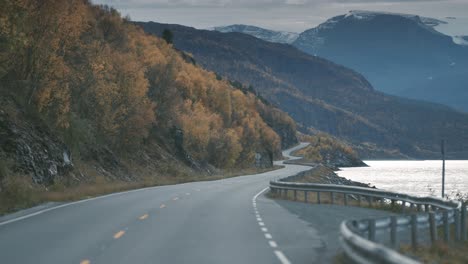 estrecha carretera de dos carriles que serpentea a lo largo del fiordo