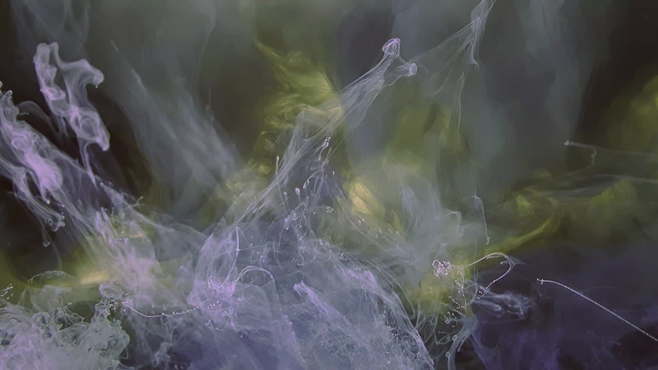 una hermosa mezcla de tinta acrílica en agua. la tinta y las corrientes de tinta blanca forman nubes abstractas cuando se mezclan. nubes acrílicas en un fondo blanco. cámara lenta