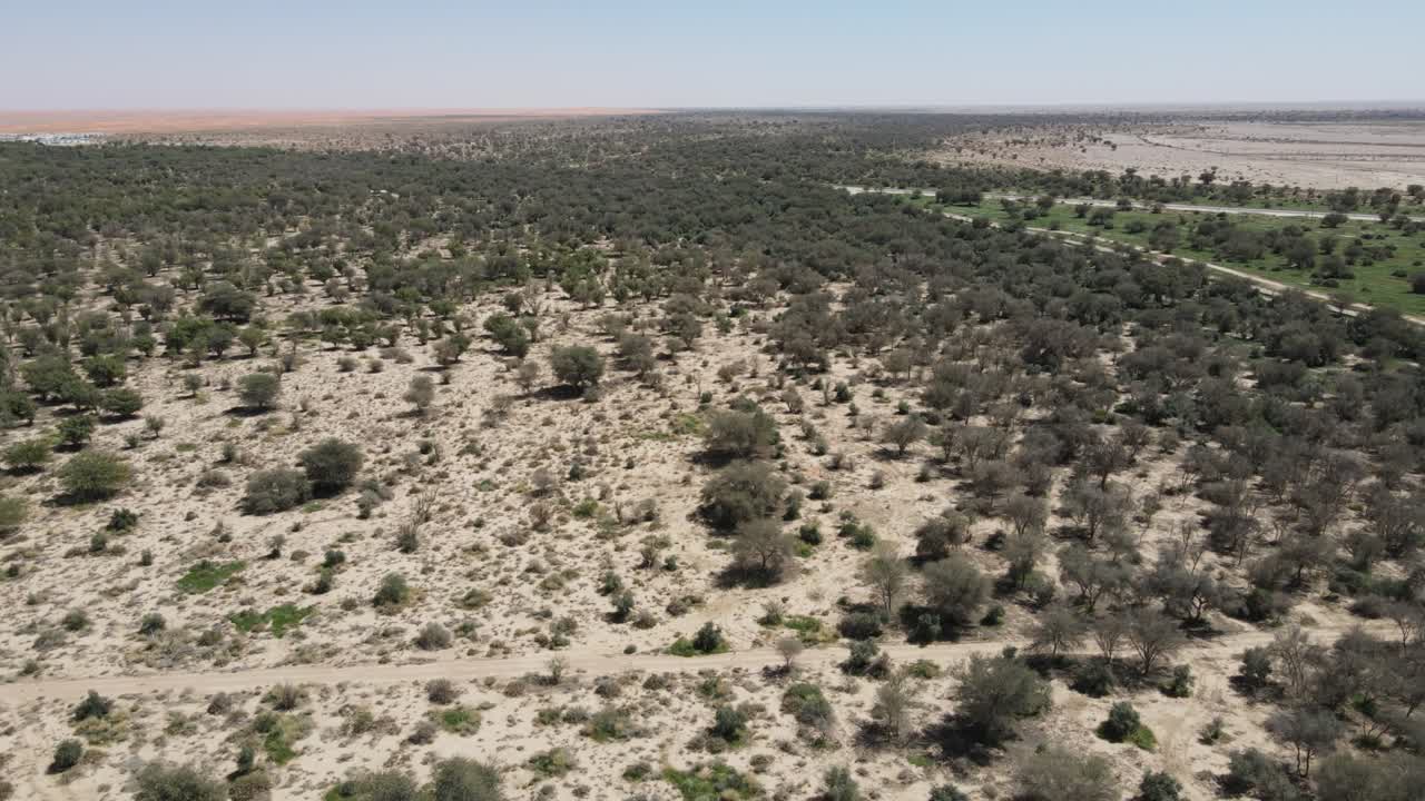 un dron de cámara vuela sobre el parque nacional rawdat khuraim