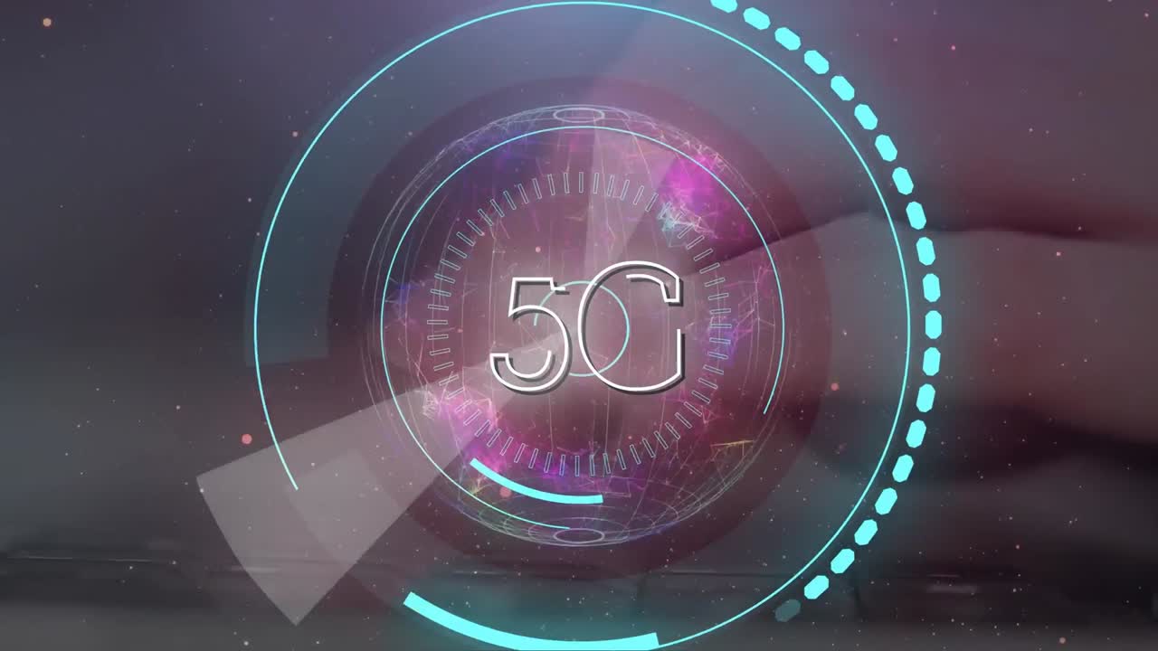 animazione del testo 5g con scansione dell'ambito blu su mani utilizzando la tastiera del computer
