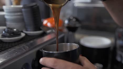 barista en cámara lenta de cerca sirviendo café frío