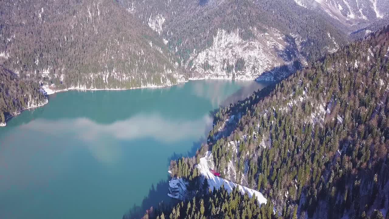 lago de montaña nevado vista aérea