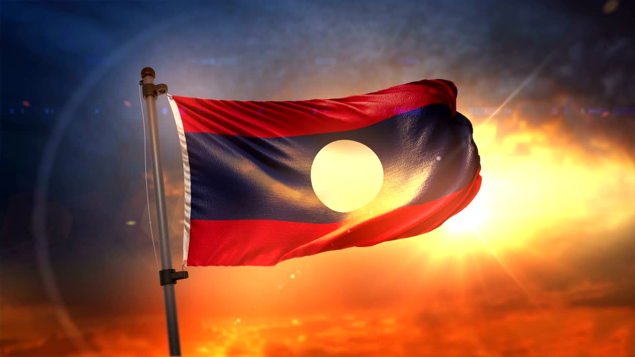 라오스 발은 아름다운 해가 뜨는 순환 속도 느린 동작 4k에서 백라이트됩니다.