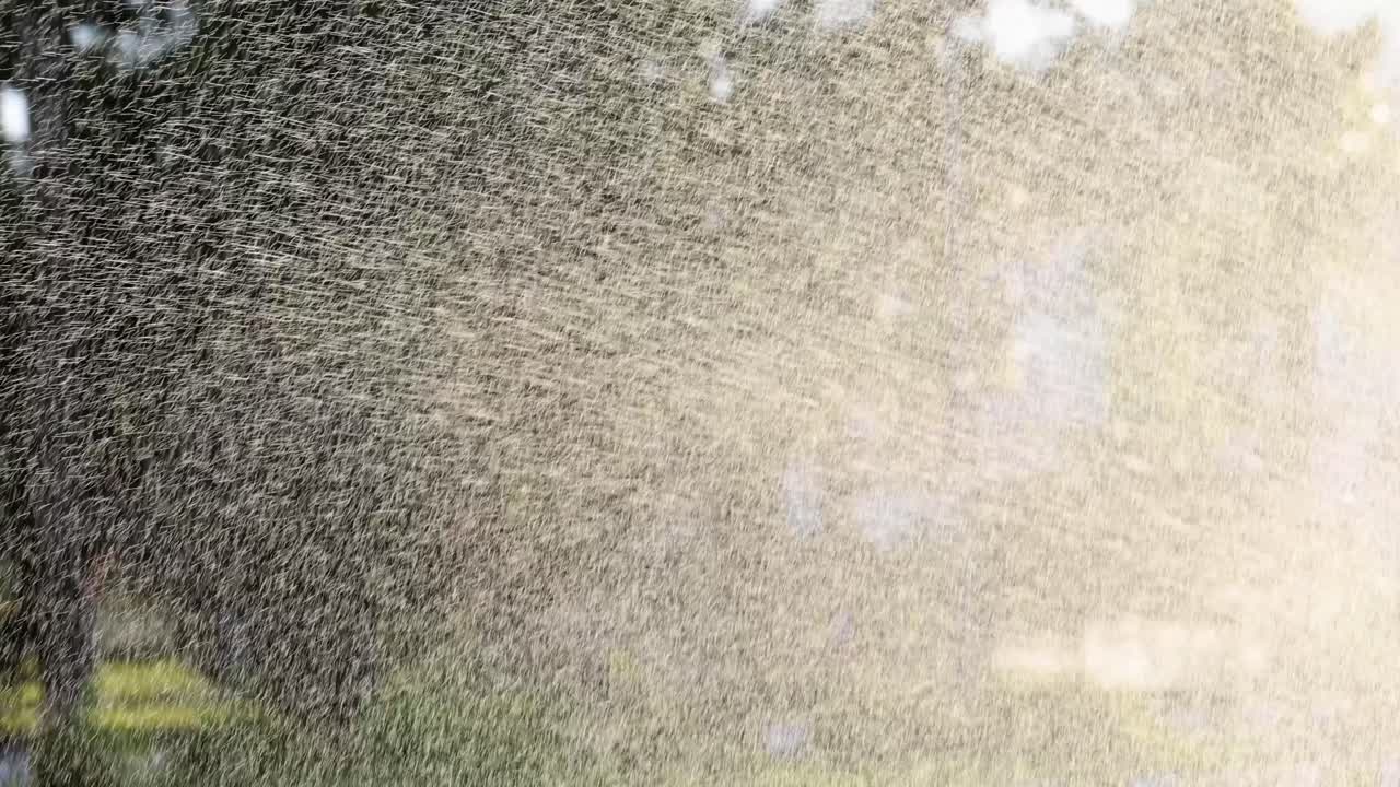 разбрызгивание воды из разбрызгивателя