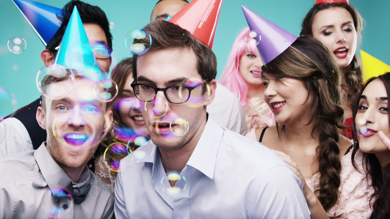 거품과 함께 춤을 추는 행복한 사람들의 멀티 인종 그룹 느린 동작 파티 사진 부스