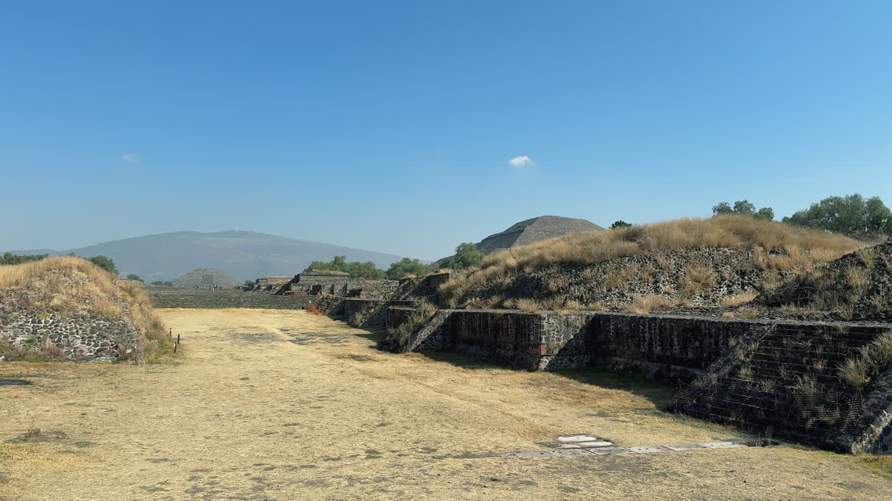 Meksika'daki Teotihuacan arkeolojik alanındaki antik kalıntılar ve Ölüler Yolu'nda bir blogger.