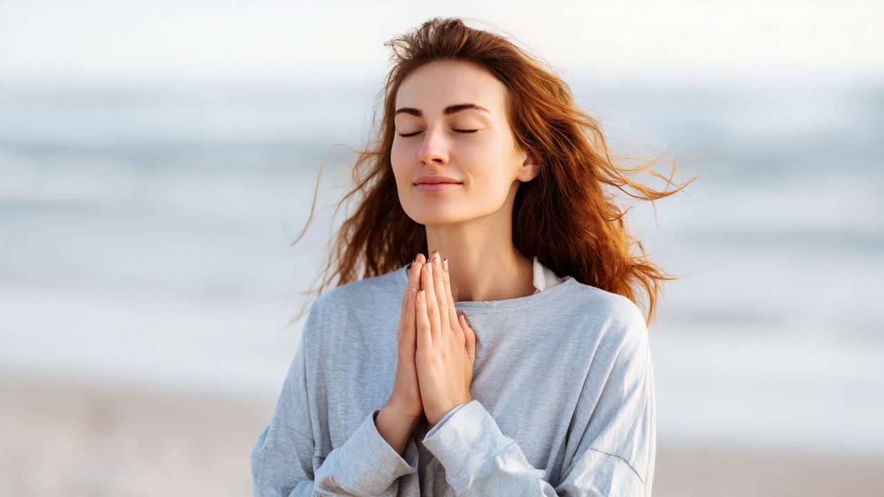 Un momento sereno in spiaggia con una donna che pratica mindfulness mentre si gode la brezza calmante e l'ambiente tranquillo, incarnando serenità e pace interiore