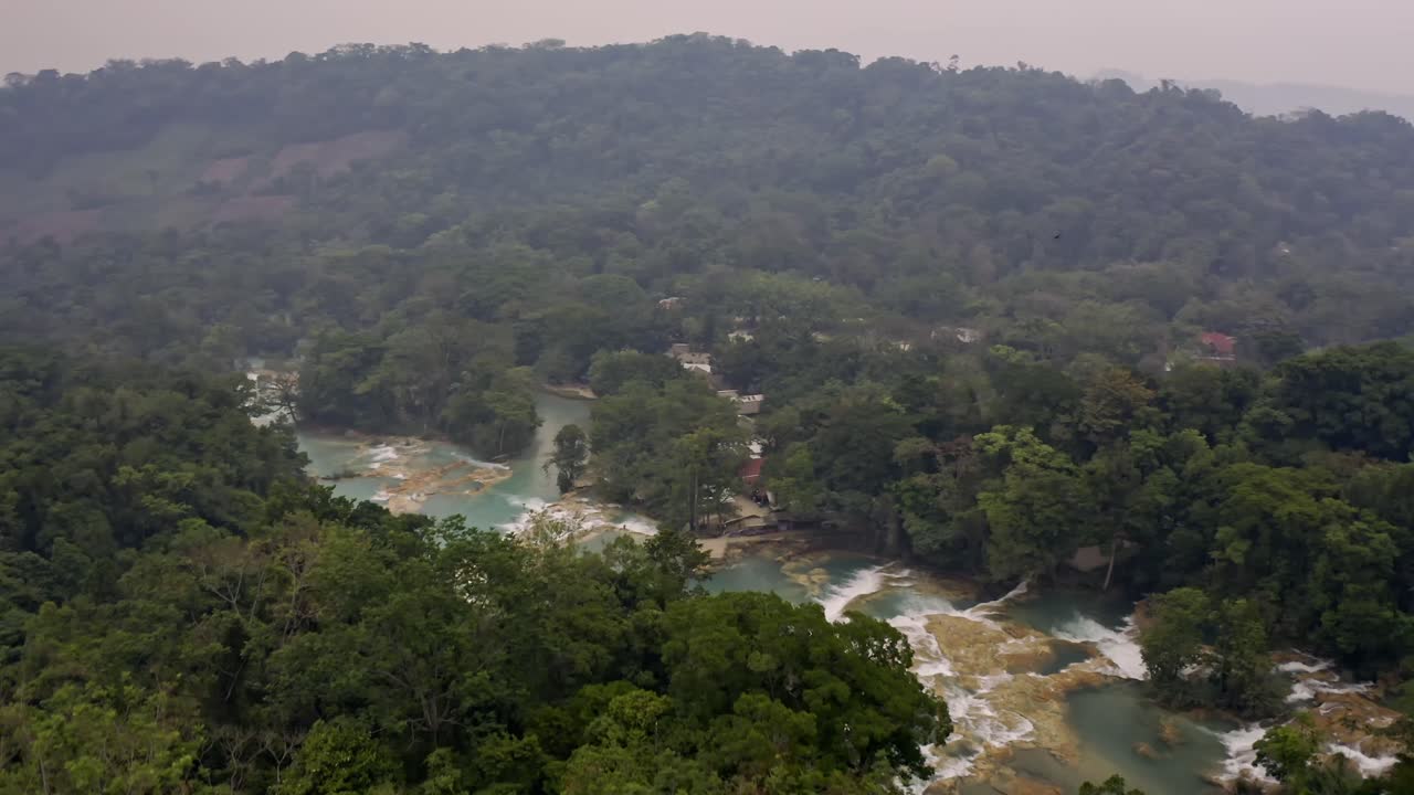 Ripresa aerea con drone delle cascate di Agua Azul a Chiapas, in Messico. La prospettiva mostra la splendida acqua turchese che scende a cascata sulle formazioni calcaree.