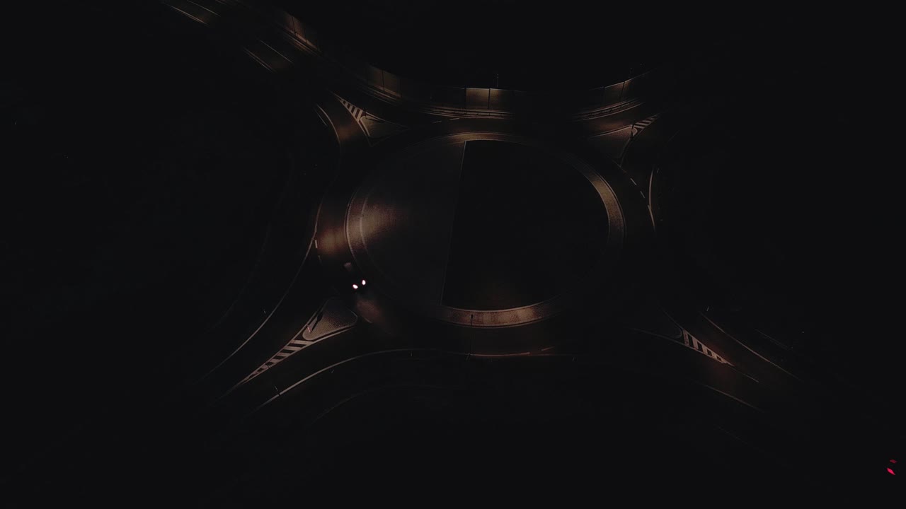 램프와 가벼운 교통으로 희미하게 빛나는 로터리의 항공 샷