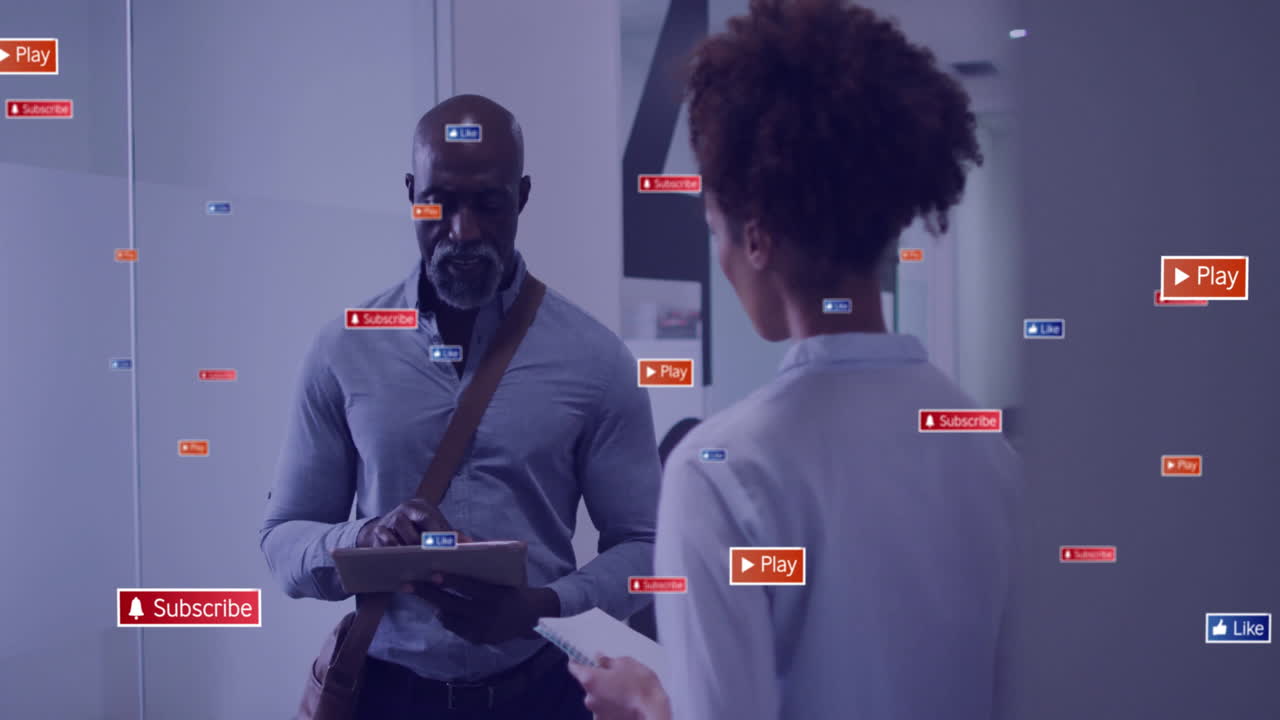 animación de texto y procesamiento de datos sobre diversas personas de negocios en la oficina