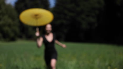 Eine-Frau-Mit-Regenschirm-Rennt-Durch-Ein-Feld