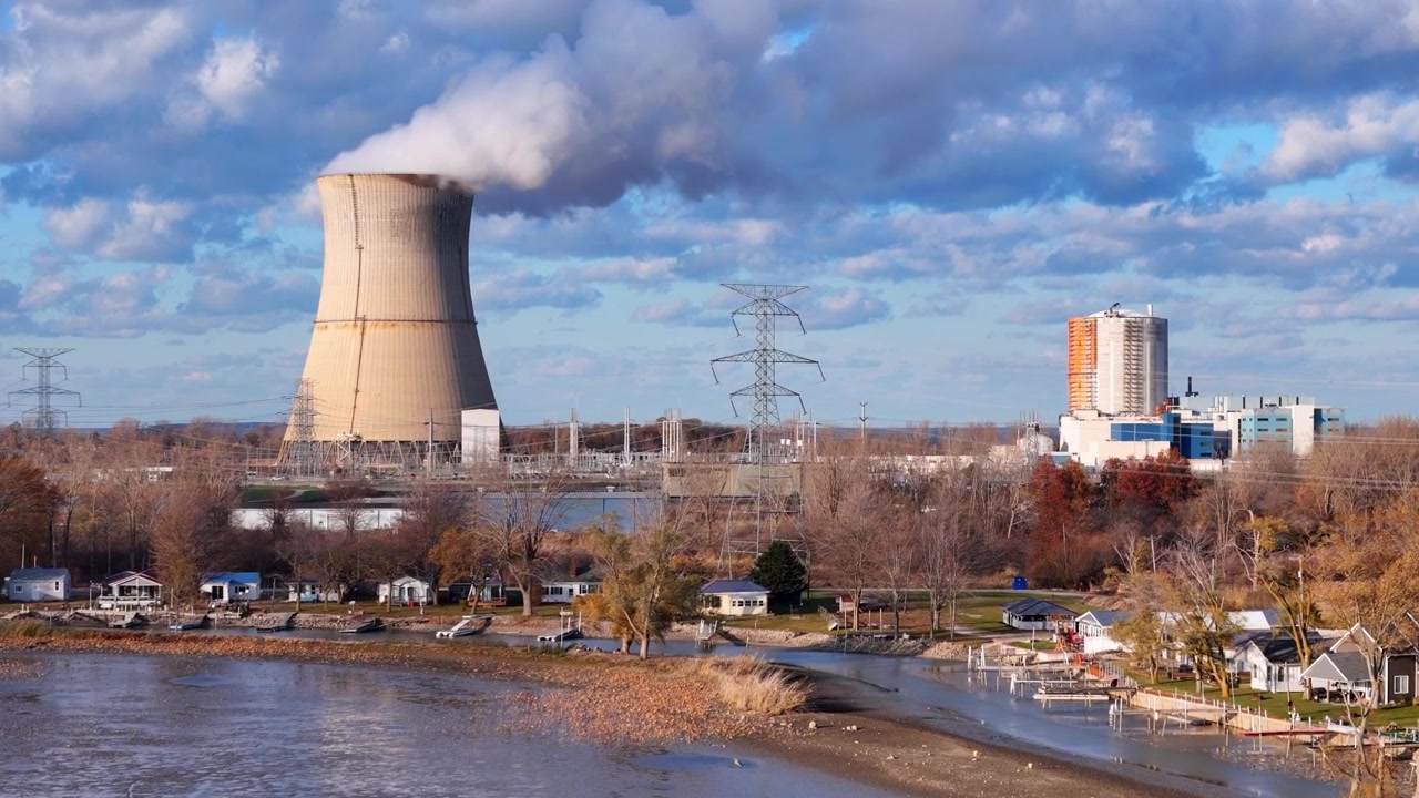 Paesaggio industriale con la centrale nucleare Davis-Besse che rilascia vapore nel cielo.