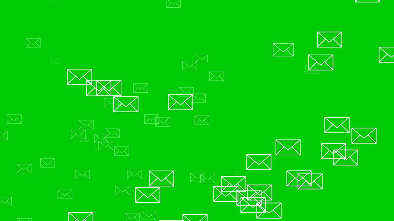 lluvia de correo o símbolo de sobre en un fondo de pantalla verde.