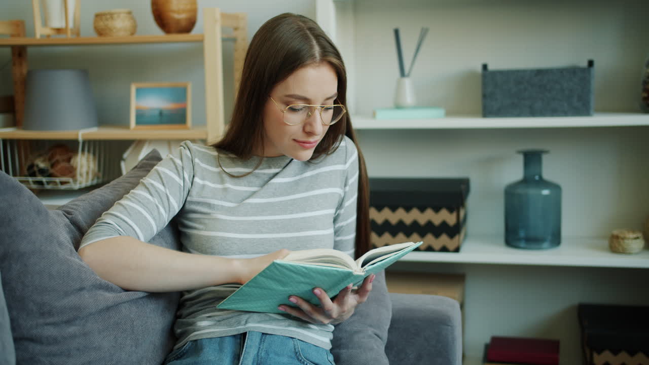 mujer leyendo un libro en un sofá