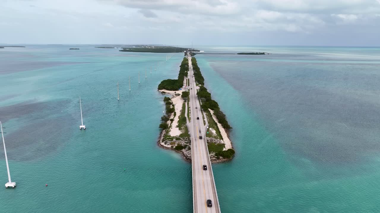 florida keys carretera con coches drone disparado por encima de las aguas cristalinas cerca de miami