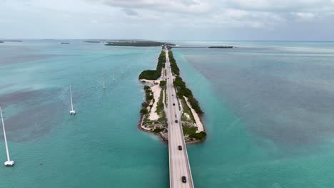 Carretera-De-Los-Cayos-De-Florida-Con-Coches-Con-Drones-Disparados-Sobre-Aguas-Cristalinas-Cerca-De-Miami