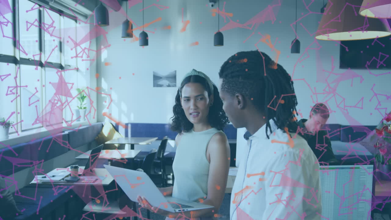 animación de conexiones y procesamiento de datos sobre diversas personas de negocios en la oficina
