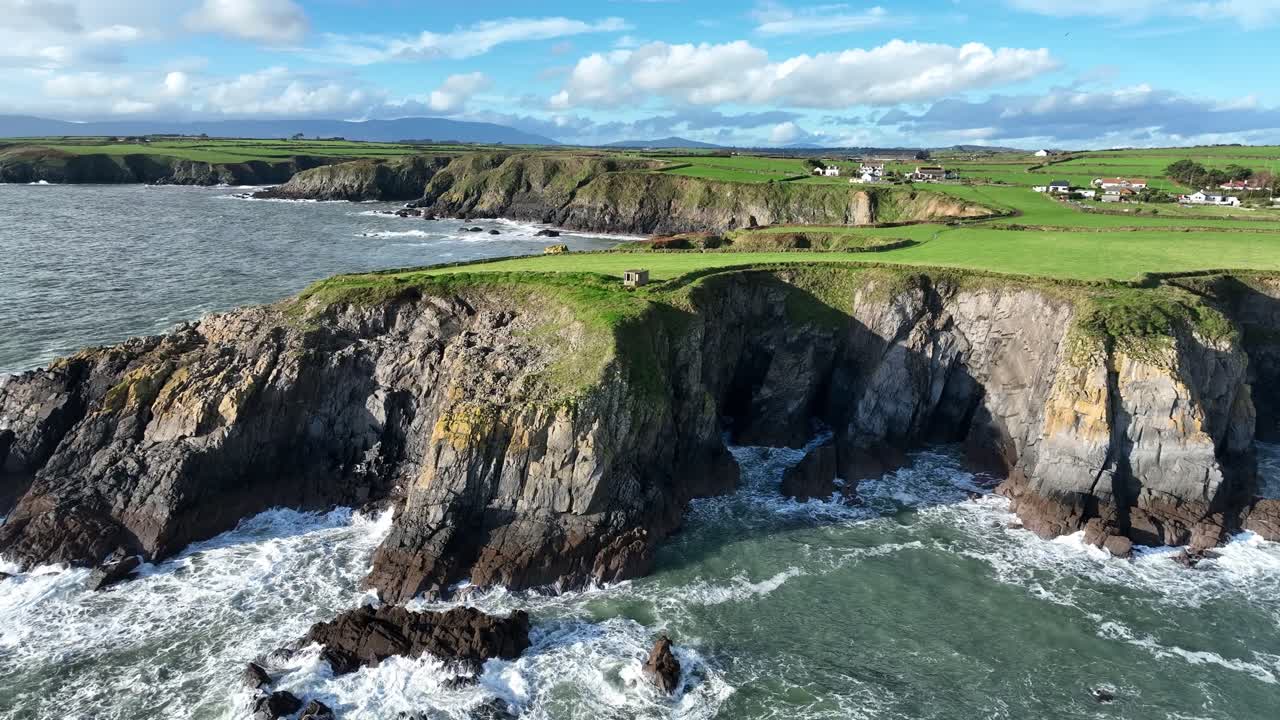 Ierland, dramatische zeegezichten, Dunabrattin Head, Copper Coast, Waterford, WW2-uitkijkpost die er nog steeds staat. Eén van de vele langs de epische kustlijn van Ierland