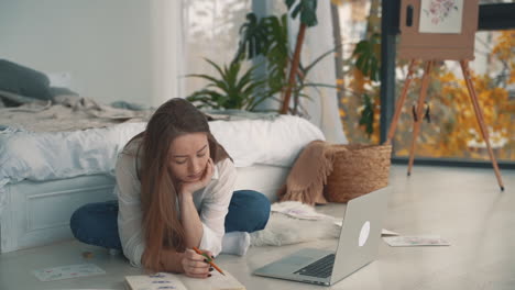 Junge-Frau,-Die-Mit-Bleistift-Zeichnet-Und-Mit-Einem-Laptop-Arbeitet