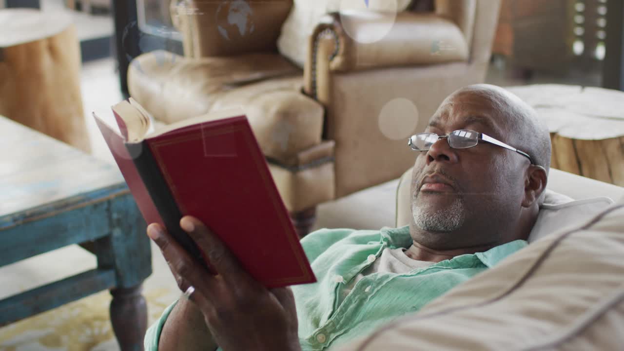 Älterer Mann lehnt sich auf dem Sofa zurück und liest ein rotes Buch, während Technologie-Diagramme und Code erscheinen und wieder verblassen.