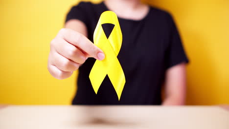 día de prevención del suicidio, sarcoma, hueso, vejiga y mes de concientización sobre el cáncer infantil, cinta amarilla para apoyar a las personas que viven y están enfermas
