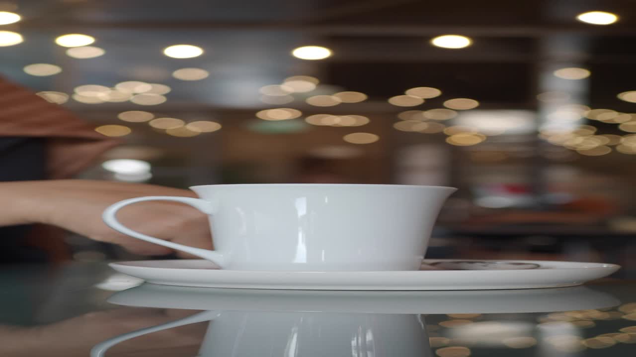 persona disfrutando de un café en una cafetería