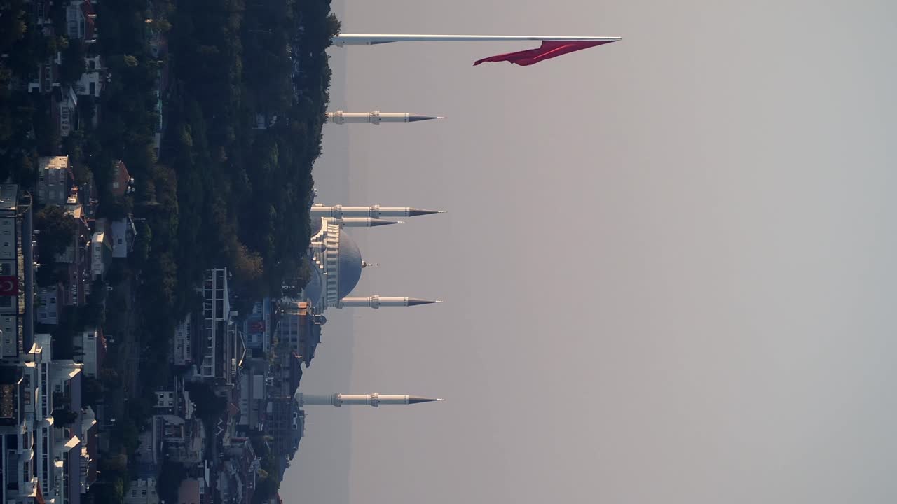 paisaje de la ciudad de estambul con mezquita y bandera turca
