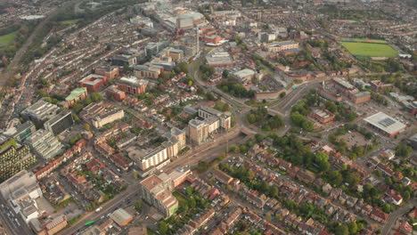 tomada aérea en círculo sobre el suburbio central de watford, londres.