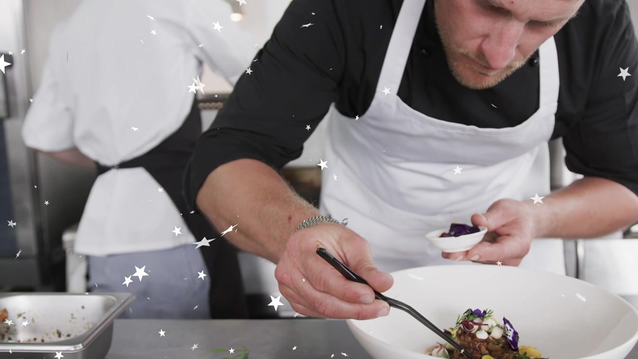 Chef soulevant une garniture à la cuillère, plaçant des pétales avec une pince sur un bol, finalisant avec une superposition d'étoiles flottant au-dessus du bol.