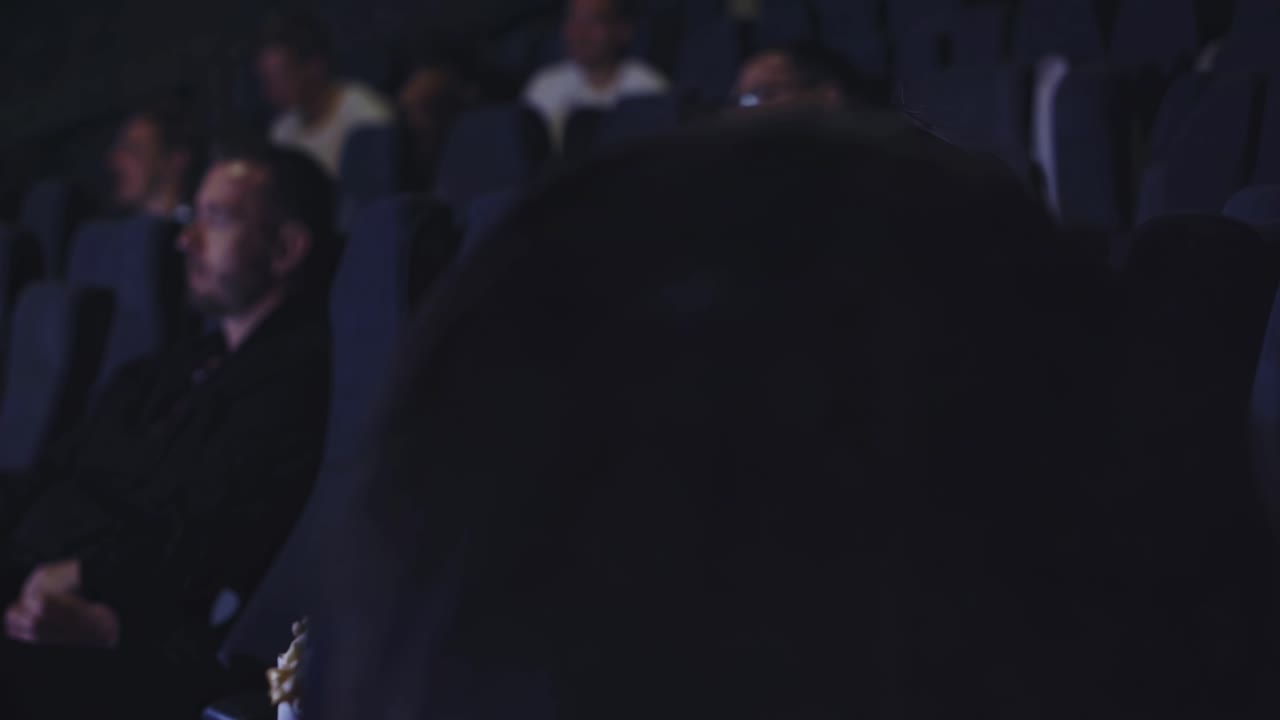 Donna che guarda un film al cinema