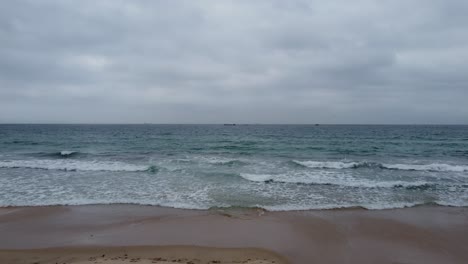 Horizonte-De-Olas-Del-Océano-Con-Nubes-Por-Drone